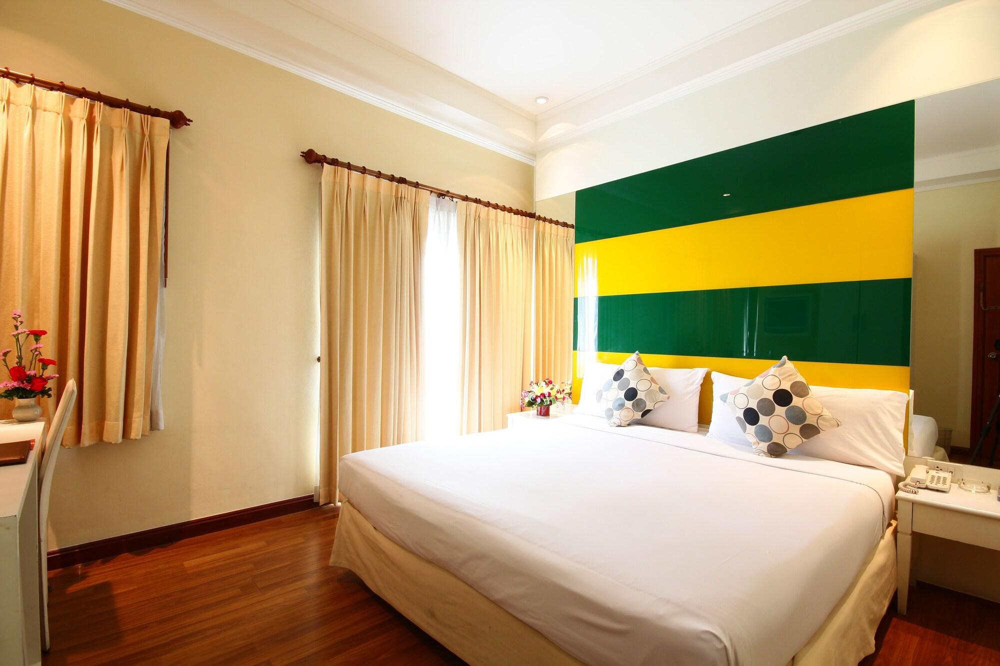 Calypzo Bangkok Hotel Exterior photo