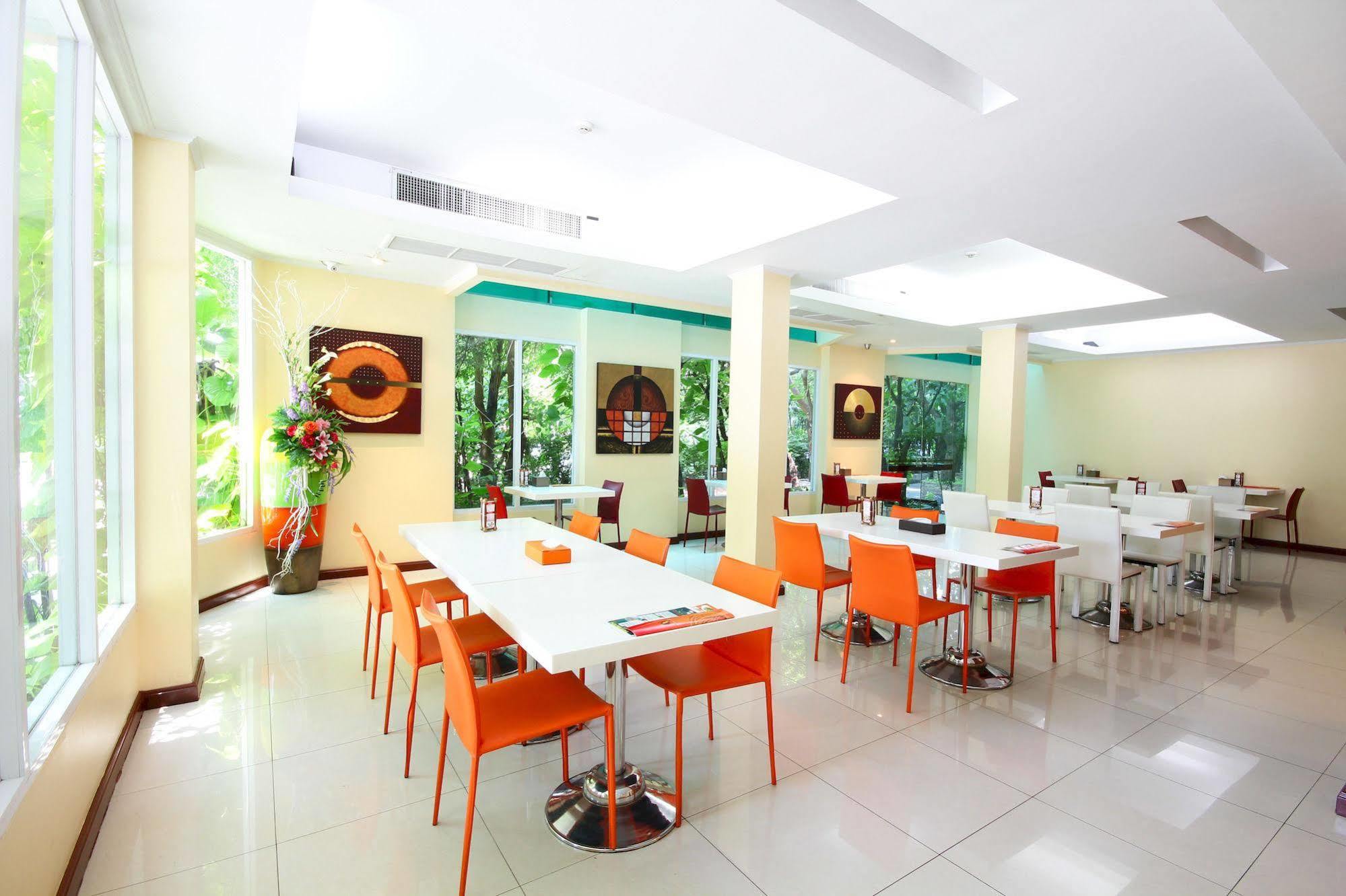 Calypzo Bangkok Hotel Exterior photo